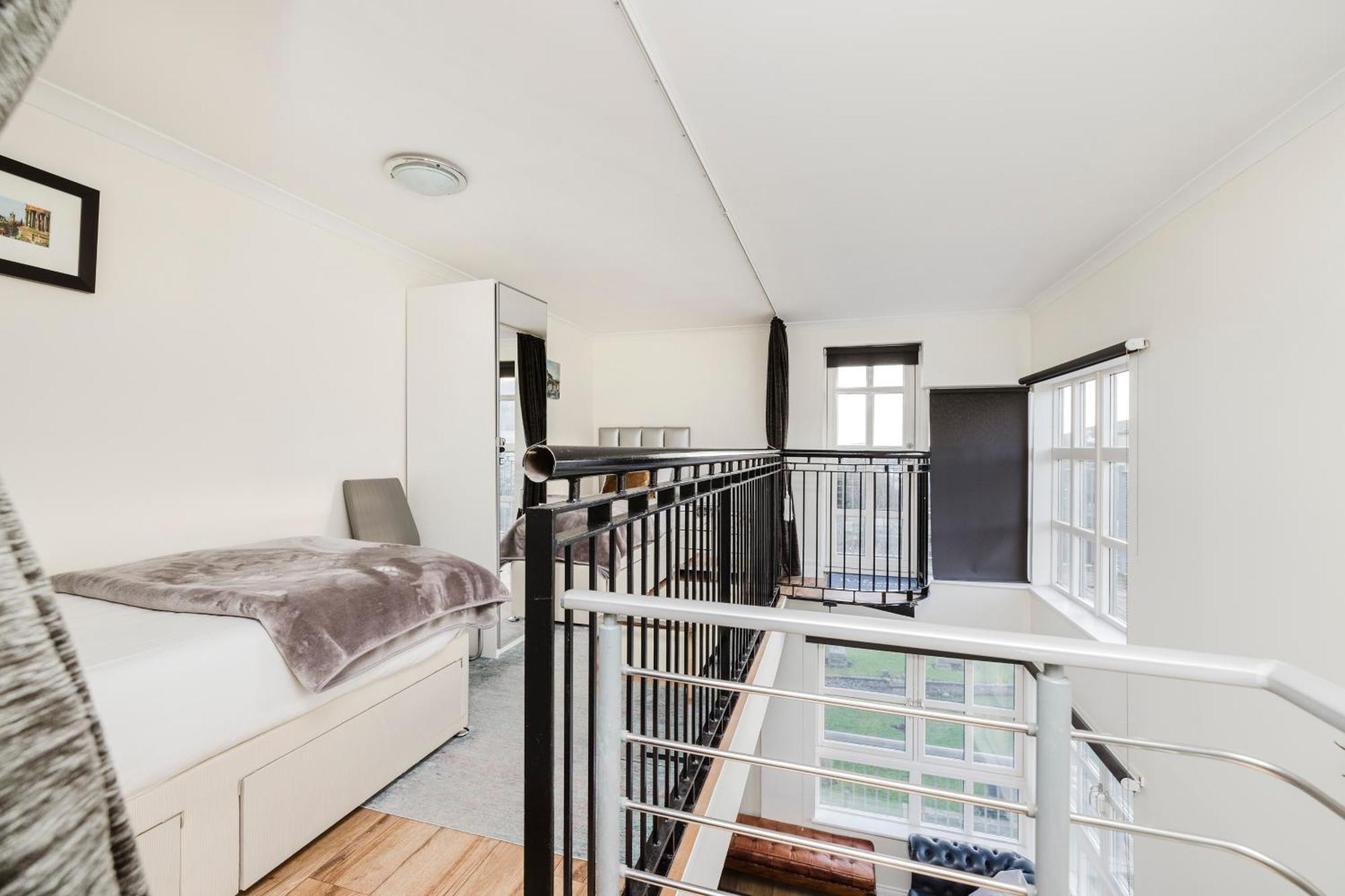 Joivy Stylish Apartment With Balcony In Old Town เอดินบะระ ภายนอก รูปภาพ