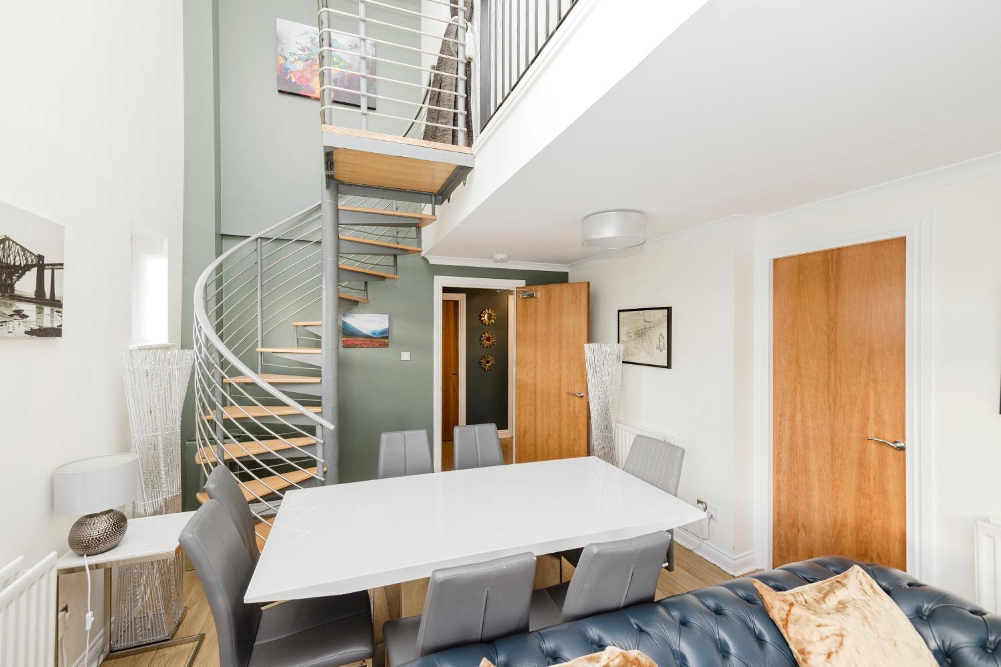 Joivy Stylish Apartment With Balcony In Old Town เอดินบะระ ภายนอก รูปภาพ