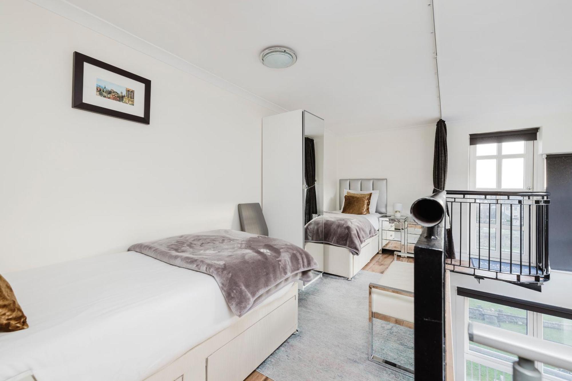 Joivy Stylish Apartment With Balcony In Old Town เอดินบะระ ภายนอก รูปภาพ
